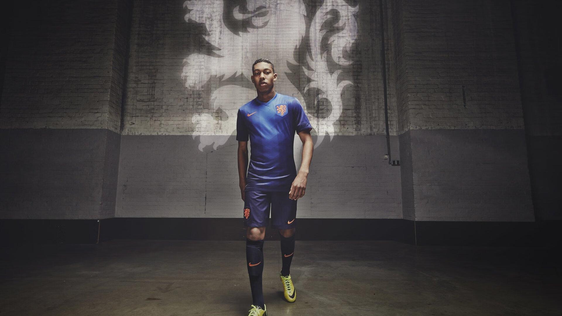 革新阵型,红魔重生,为何三中卫体系成曼联复兴关键?